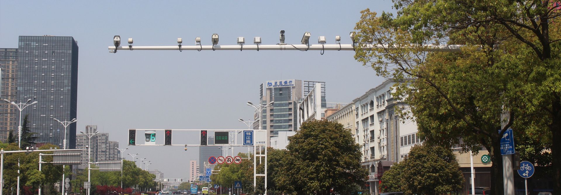 道(dào)路監控(kòng)立(lì)杆