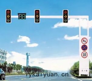 交通半(bàn)框(kuàng)架(jià)信(xìn)號燈杆(gān)