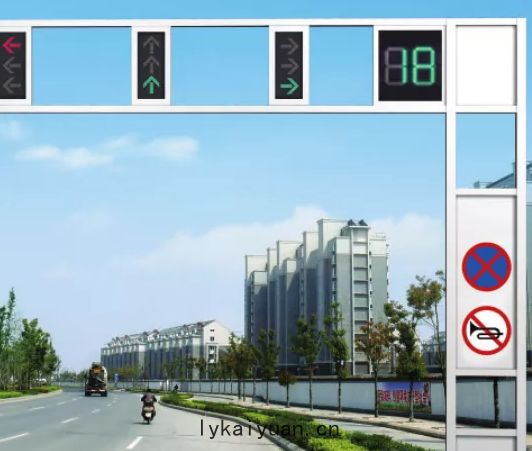 道路(lù)交(jiāo)通(tōng)信號燈(dēng)杆位置