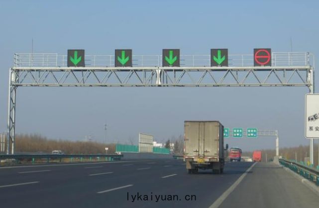 道路(lù)交通廣(guǎng)告(gào)式龍門架(jià)